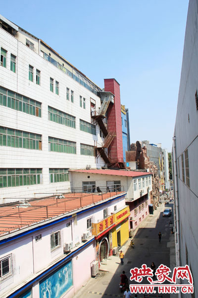 該家具賣場(chǎng)共6層樓，第7層建筑與其他樓層風(fēng)格迥然不同，有明顯后期加蓋痕跡