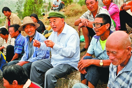 在唐莊，當(dāng)?shù)厝罕娒看我姷絽墙鹩】傆姓f不完的知心話。記者 史長來 攝