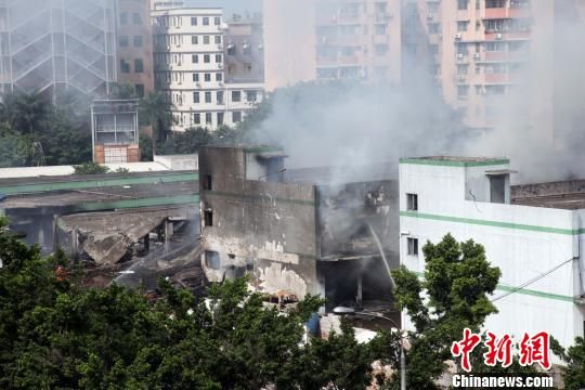 廣州白云區(qū)一倉庫爆炸致4死36傷，事發(fā)3個多小時后現(xiàn)場仍冒著白煙?！「邩s權(quán) 攝