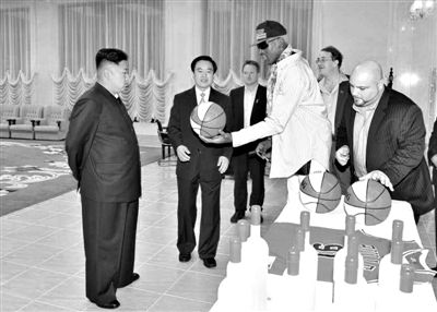 平壤，朝鮮最高領(lǐng)導人金正恩接待再次來訪的美國籃球明星羅德曼。