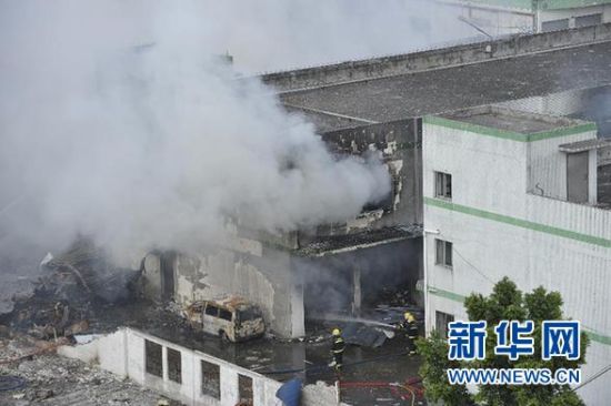 9月10日，消防人員在爆炸現(xiàn)場(chǎng)撲救火情。 新華社記者 梁旭 攝