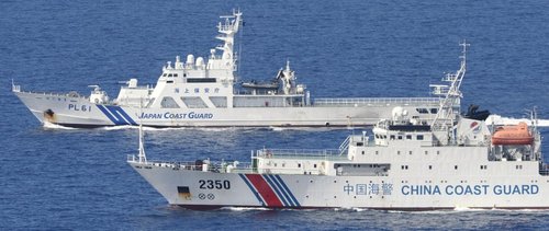 日本海上保安廳的4艘巡邏船則在數(shù)百米開外與之并列航行，展開一對(duì)一較量。