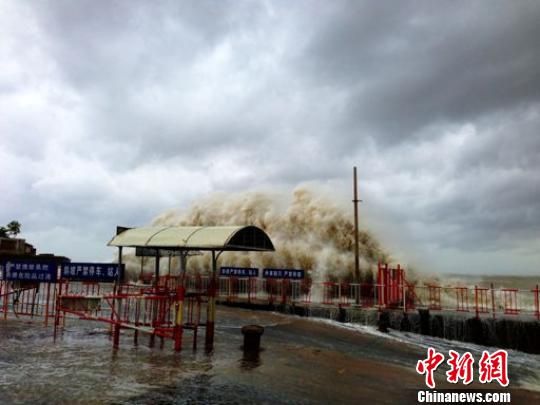 汕頭澄海萊蕪碼頭潮位猛漲，巨浪洶涌。
