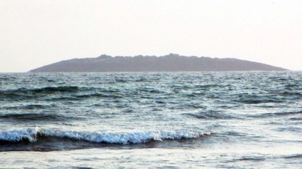 圖為在巴基斯坦靠近阿拉伯海的瓜達爾地區(qū)（Gwadar）近海600米處冒出一個小島。