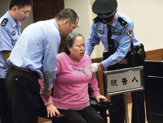 9月24日，在公訴人宣讀起訴書時，丁書苗因身體不停顫抖一度站立不穩(wěn)，被法警扶住