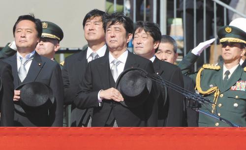 　27日上午，日本首相安倍晉三在琦玉縣的自衛(wèi)隊(duì)朝霞訓(xùn)練場出席陸上自衛(wèi)隊(duì)年度閱兵式