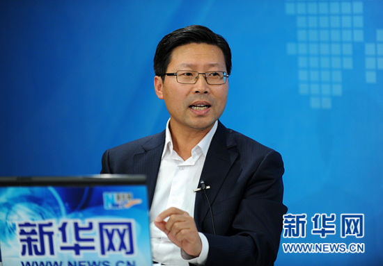 圖為嘉賓與主持人交談。新華網(wǎng) 陳競超 攝