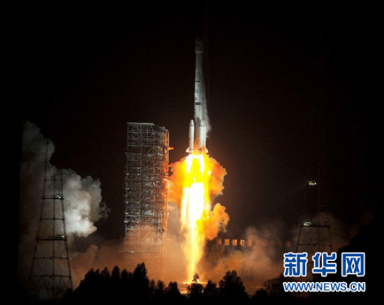 12月21日,載有玻利維亞通信衛(wèi)星的長(zhǎng)征三號(hào)乙運(yùn)載火箭點(diǎn)火發(fā)射。當(dāng)日零時(shí)42分,我國(guó)在西昌衛(wèi)星發(fā)射中心用長(zhǎng)征三號(hào)乙運(yùn)載火箭,成功將玻利維亞通信衛(wèi)星發(fā)射升空,衛(wèi)星順利進(jìn)入預(yù)定軌道。玻利維亞通信衛(wèi)星是該國(guó)擁有的第一顆衛(wèi)星。新華社記者 燕雁 攝