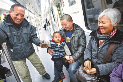 乘客中有80歲的老人，也有幾歲大的小孩，他們眼神共同傳遞著：新鮮和好奇。記者王錚攝