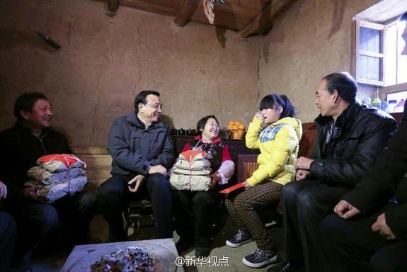 27日，李克強(qiáng)到安康旬陽金坡村看望留守兒童。