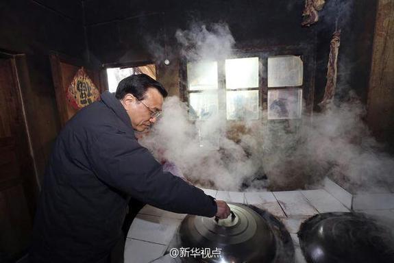 27日，李克強(qiáng)到安康旬陽金坡村看望留守兒童。