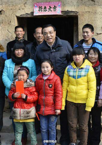 27日，李克強(qiáng)到安康旬陽金坡村看望留守兒童。