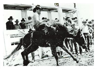 1978年，鮑卡斯在蒙大拿州邁爾斯城舉辦的野馬拍賣(mài)大會(huì)上騎一匹美國(guó)西部野馬