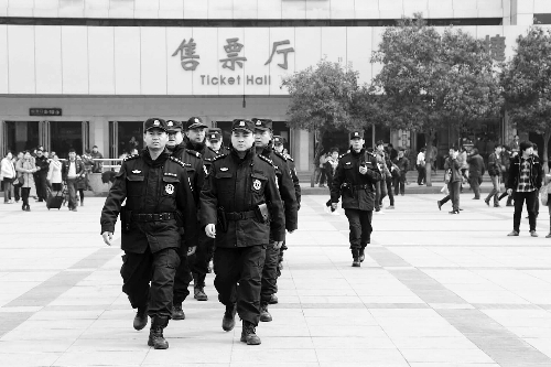 3月2日，鄭州市特警加強對人員密集場所的武裝巡邏。