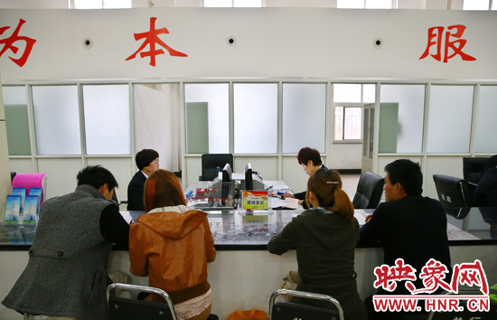 在陽光大廈一樓大廳內(nèi)，分布著人社局、民政局等與群眾利益相關(guān)的民生服務(wù)窗口。