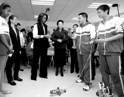 昨天上午，彭麗媛與米歇爾共同參觀北師大二附中，觀看學(xué)生們演示自己設(shè)計(jì)制作的幾何機(jī)器人。