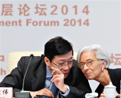 “中國發(fā)展高層論壇2014開幕式”上，國際貨幣基金組織總裁拉加德與中國財政部部長樓繼偉（左）討論。