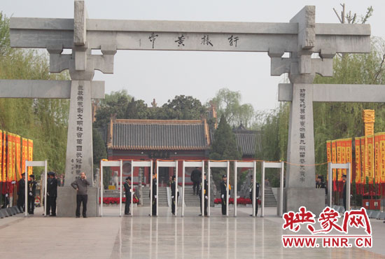 大典入口安檢嚴(yán)格。