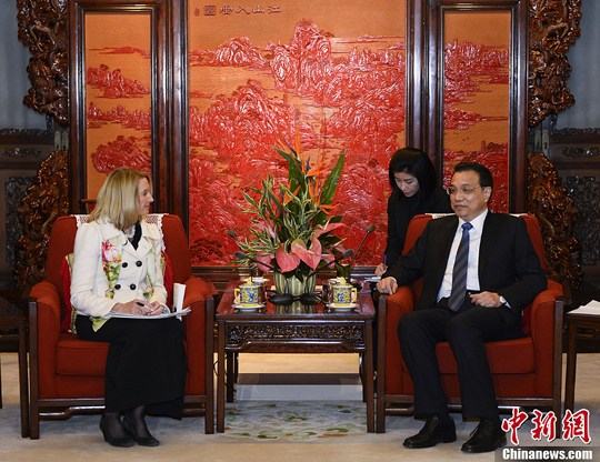 中國國務(wù)院總理李克強在北京中南海紫光閣會見了美國《科學(xué)》雜志主編瑪西婭·納特一行。