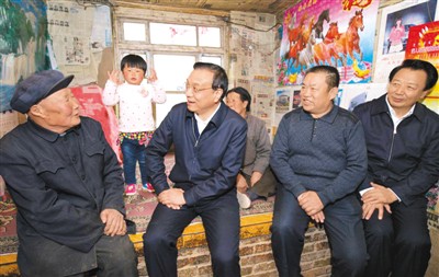 3月27日，李克強(qiáng)在內(nèi)蒙古自治區(qū)翁牛特旗橋頭鎮(zhèn)太平莊村看望貧困戶。