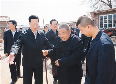 3月26日，張高麗在吉林省農(nóng)安縣農(nóng)安鎮(zhèn)小橋子村看望貧困戶王井山一家。