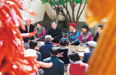 3月24日，俞正聲在云南省武定縣插甸鄉(xiāng)彝族小院農(nóng)戶家中進(jìn)行座談交流，聽取基層黨員群眾意見建議。