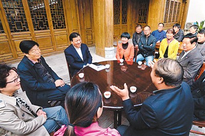 3月23日，劉云山在陜西省咸陽市禮泉縣煙霞鎮(zhèn)袁家村與基層干部群眾座談，聽取對教育實(shí)踐活動(dòng)的意見建議。