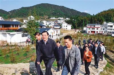 3月25日，張德江在福建省上杭縣古田鎮(zhèn)吳地村看望群眾。