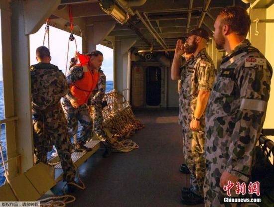 　據(jù)澳大利亞海軍4月11日發(fā)布的圖片顯示，中澳海軍海上聯(lián)合搜尋失聯(lián)客機(jī)。據(jù)悉，澳大利亞總理當(dāng)天表示，澳方執(zhí)行搜尋失聯(lián)客機(jī)任務(wù)的搜救人員已獲知黑匣子的大致位置。