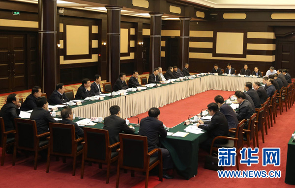 4月28日，中共中央政治局常委、國(guó)務(wù)院總理李克強(qiáng)在重慶主持召開座談會(huì)