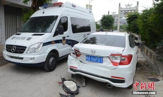  4月28日，福建省福州市閩侯縣發(fā)生一起惡性駕車撞人事件，圖為被撞車輛損毀嚴重。經(jīng)初查，該肇事男子叫林某新（漢族，37歲，福州長樂人），因婚姻問題，情緒失控，駕車從閩侯縣青口鎮(zhèn)往尚干鎮(zhèn)方向，沿奔馳大道行駛，連續(xù)撞人。中新社發(fā) 劉可耕 攝