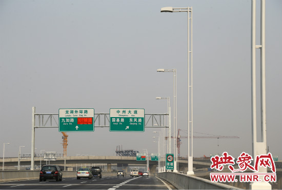 市民可通過北三環(huán)快速路高架橋直達(dá)東區(qū)。