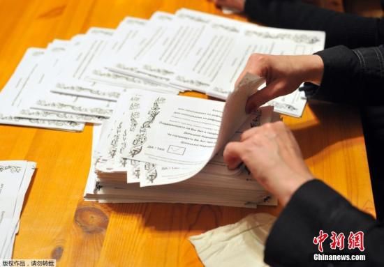 　　當(dāng)?shù)貢r間2014年5月11日，烏克蘭東部地區(qū)選舉工作人員開始公投計票工作。