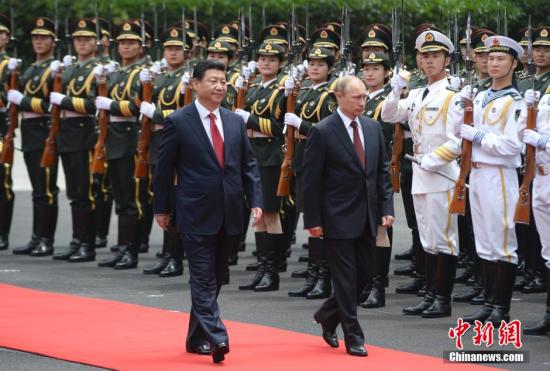 5月20日，中國國家主席習(xí)近平在上海舉行儀式歡迎俄羅斯總統(tǒng)普京訪華。中新社發(fā) 廖攀 攝