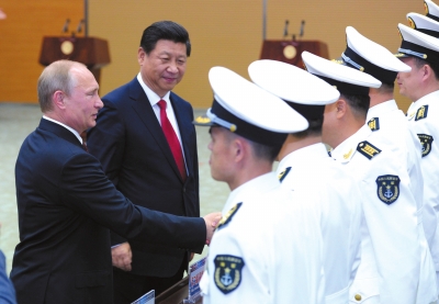 習(xí)近平與普京共同出席中俄聯(lián)合軍演開幕式。