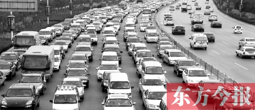 21日，鄭州市中州大道，大量擁堵的汽車將寬寬的道路變成“停車場”
