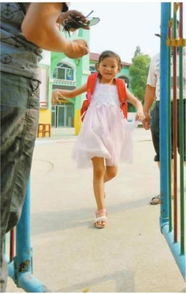 　　昨日，潛江市浩口鎮(zhèn)第三小學(xué)已被戒嚴(yán)，下午幼兒園學(xué)生放學(xué)時(shí)，一些家長(zhǎng)前來接孩子