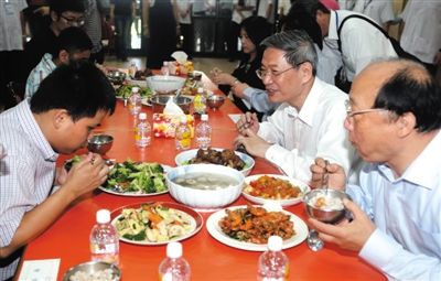 昨日中午，國臺辦主任張志軍（右二）在臺中市長胡志強的陪同下和盲校的孩子共進午餐。當晚，張志軍結(jié)束訪臺回京。 新華社發(fā)