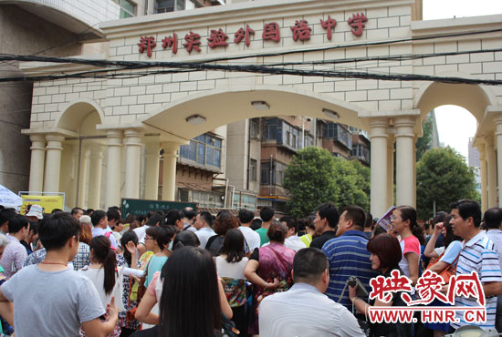 考試快結(jié)束時(shí)，陪考的家長(zhǎng)涌入學(xué)校接孩子。