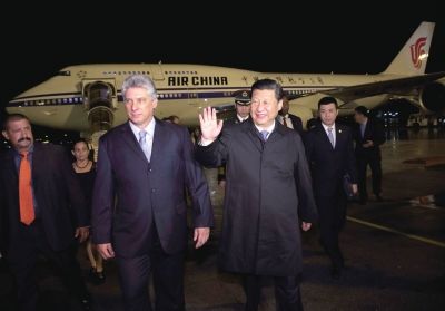 21日晚,習(xí)近平乘坐的專機(jī)抵達(dá)哈瓦那何塞·馬蒂國(guó)際機(jī)場(chǎng)。古巴國(guó)務(wù)委員會(huì)第一副主席兼部長(zhǎng)會(huì)議第一副主席