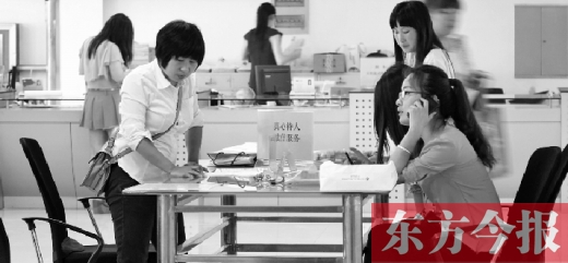 　　行政審批“瘦身”，不僅提高了行政效率，節(jié)約了行政資源，而且最大限度地方便了群眾