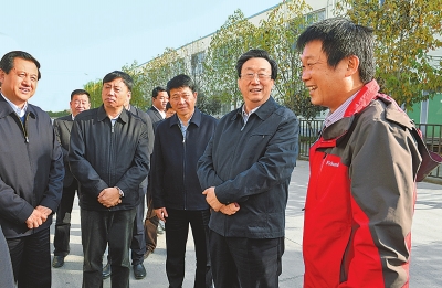 　11月4日下午,省委書記、省人大常委會(huì)主任郭庚茂在襄城縣精美鞋業(yè)有限公司調(diào)研。記者 杜小偉/攝