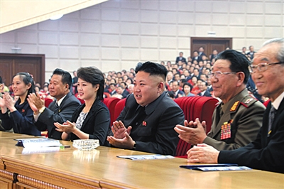 　5月19日，金正恩和夫人李雪主觀看演出，金與正（左一）坐在金正恩右邊第三個位置。