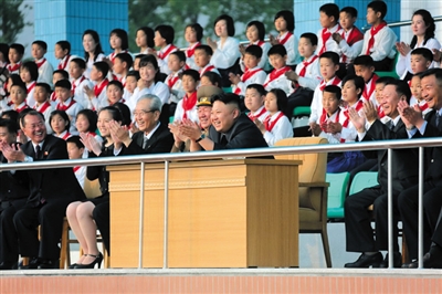 5月2日，金正恩與金與正（前排左二）一起觀看比賽。