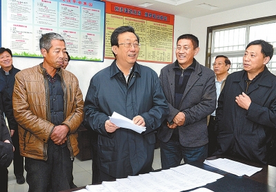 11月25日下午，省委書記、省人大常委會主任郭庚茂在延津縣石婆固鎮(zhèn)集北村與村民親切交談。