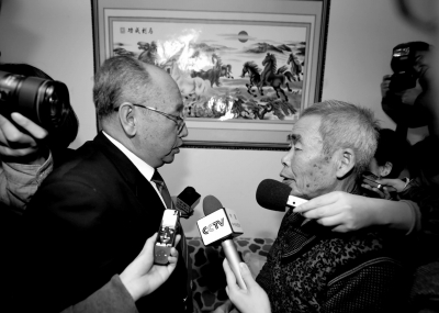 15日，內(nèi)蒙古高院副院長趙建平（左）帶隊向呼格吉勒圖父母送達(dá)再審法律文書。