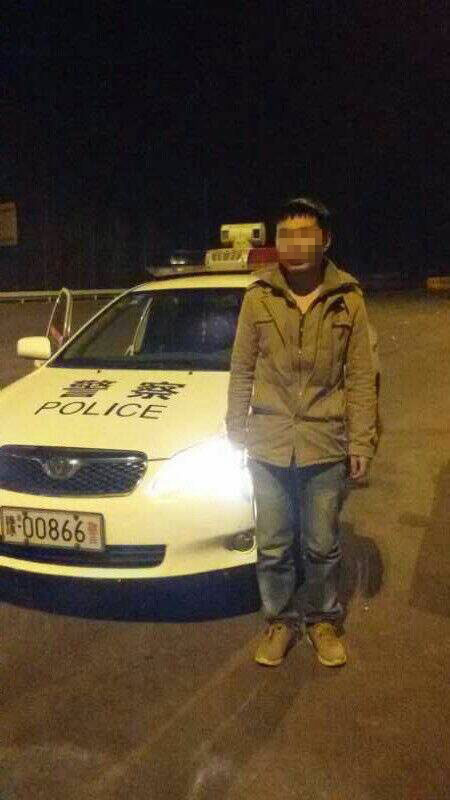 男子被父親拋棄后，在高速交警的幫助下才得以回家。