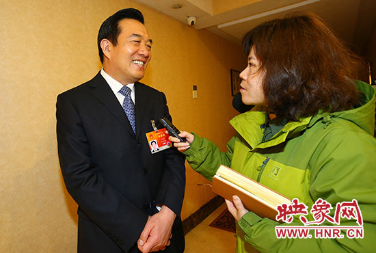 全國人大代表、省人大常委會委員、鄭州市人大常委會主任、黨組書記白紅戰(zhàn)接受采訪。