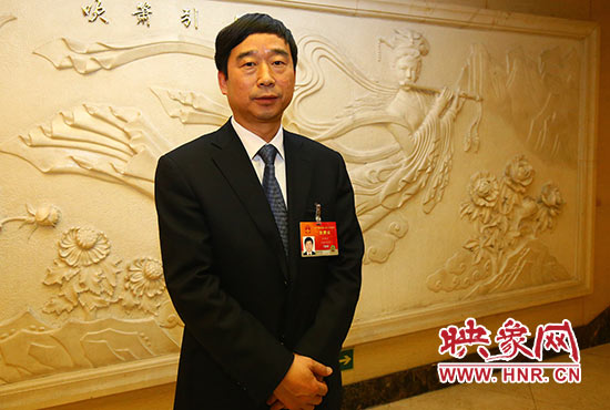 全國人大代表、信陽市委副書記、市長喬新江表示，信陽明港機(jī)場將成為鄭州航空港區(qū)有效補(bǔ)充。