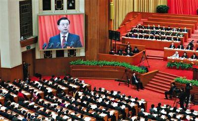 十二屆全國人大三次會(huì)議舉行第二次全體會(huì)議，全國人大常委會(huì)委員長張德江作全國人大常委會(huì)工作報(bào)告。